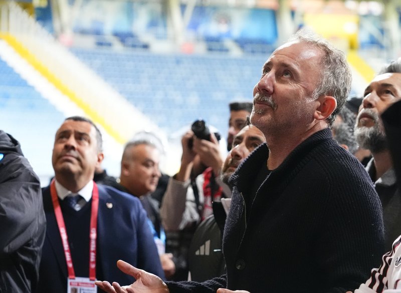 besiktas-taraftarindan-sergen-yalcin-tepkisi-1761510013347.jpg