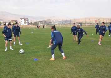 Kadın futbolcular galibiyetle karşılık vermek istiyor