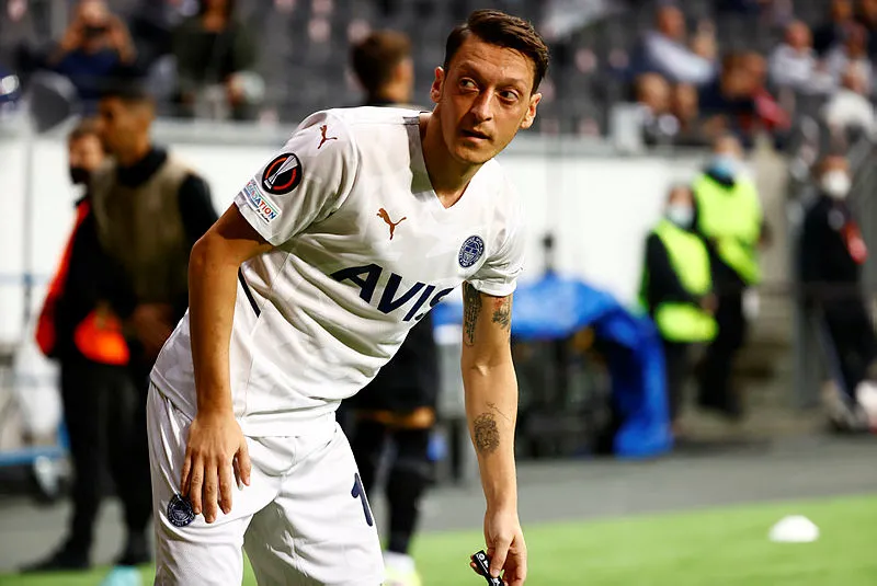 Frankfurt Fenerbahçe maçında Alman taraftarlardan skandal hareket! Mesut Özil'e yabancı madde fırlatıldı! Mesut Özil böyle karşılık verdi - 2