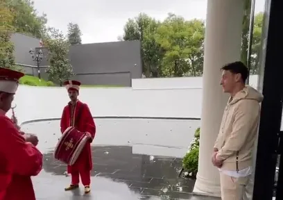 Mesut Özil'e mehterli doğum günü kutlaması!