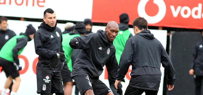 Beşiktaş, sağanak yağmur altında çalıştı