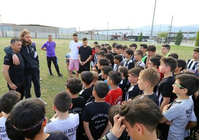 Nazilli Belediyespor’lu futbolcular genç sporcular ile buluştu
