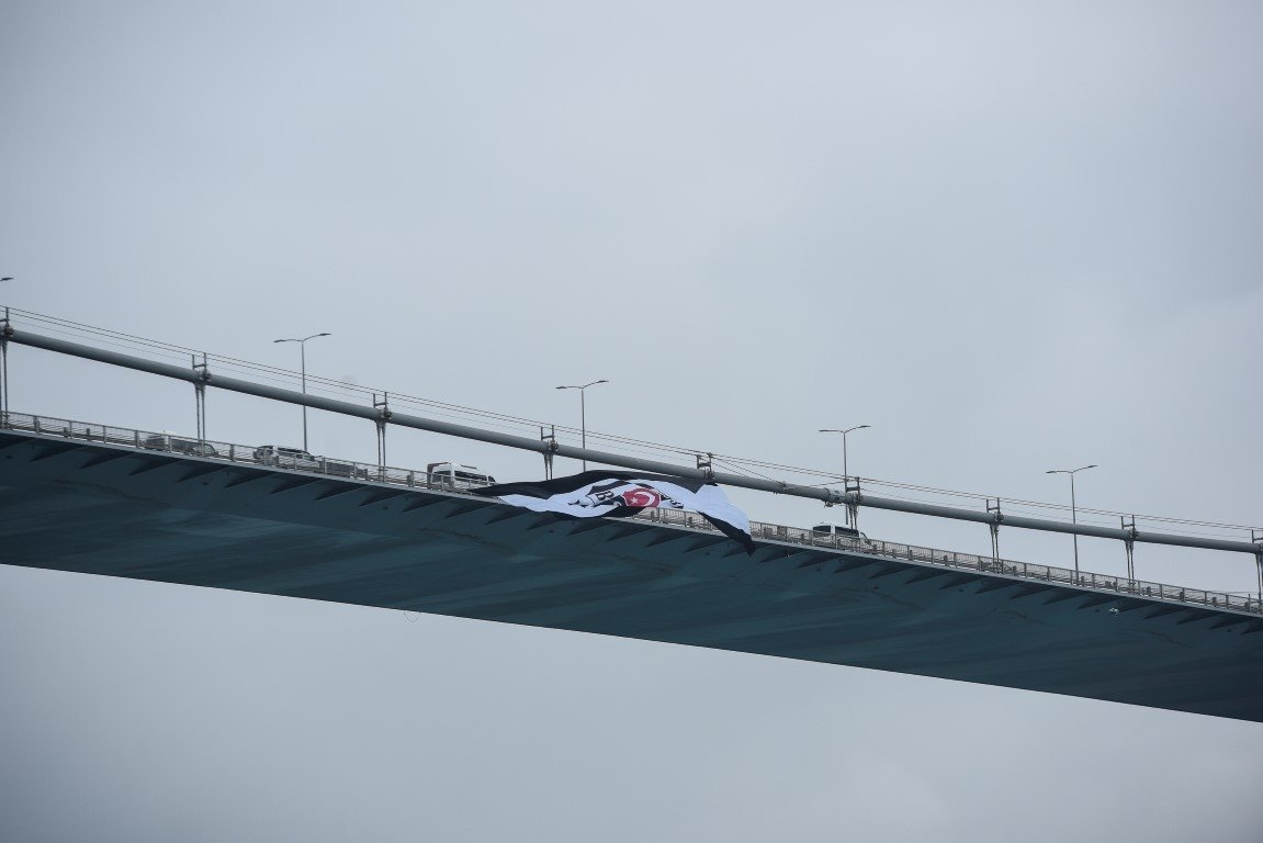 Şampiyon Beşiktaş’ın bayrağı köprüde