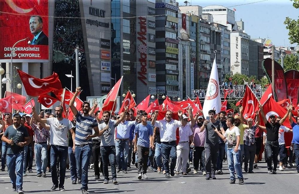 Halk demokrasi nöbetinde