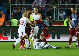 Feghouli ve Olcay Şahan kırmızı kart gördü! İşte o anlar