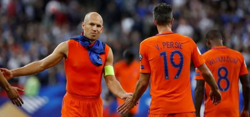 Van Persie kadrodan çıkarıldı