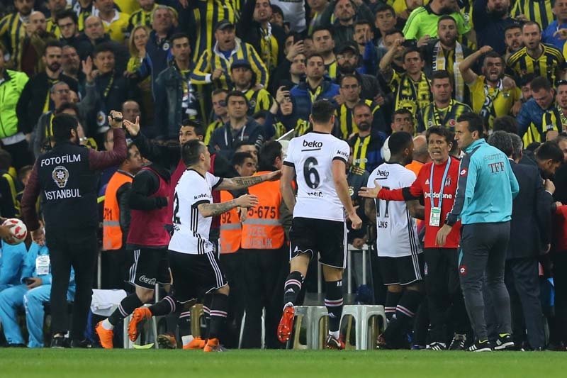 İşte derbide ekranlara yansımayan olay kareler...