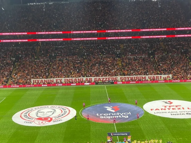 Galatasaray taraftarından derbide Gazze mesajı! İsrail'e tepki gösterdiler - 3