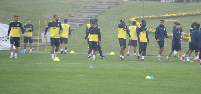 Fenerbahçe sis ve yağmur altında çalıştı