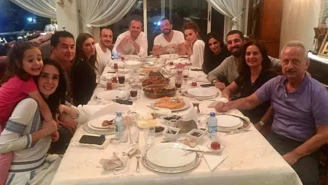 Arda Turan, Aslıhan Doğan ile birlikte Haluk Ulusoy'un iftarında - 1