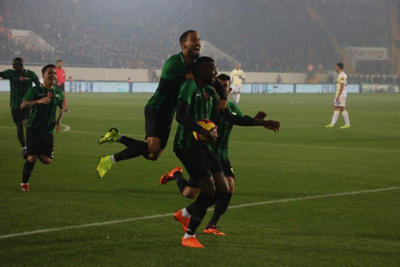 Fenerbahçe taraftarından Comolli isyanı! İşte tepkiler...