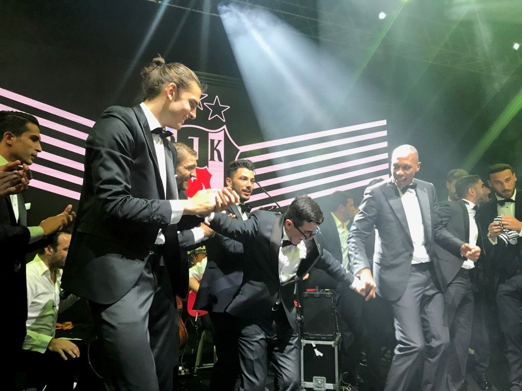 Beşiktaşlı futbolcular kendinden geçti