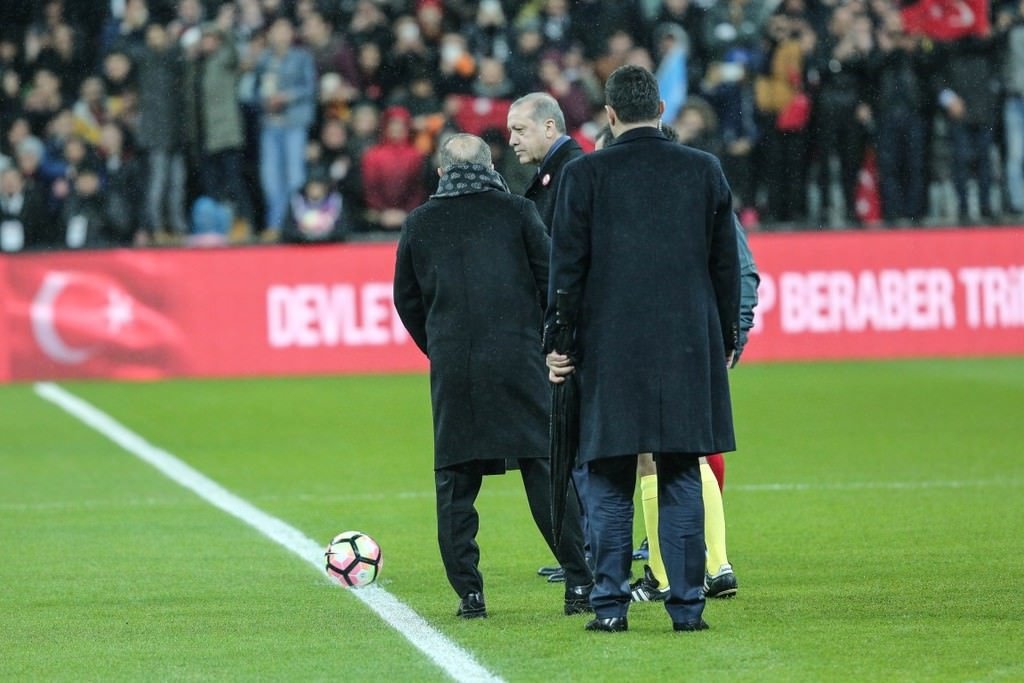 Yıldızlar teröre karşı sahaya indi