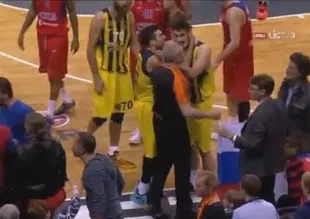 Aziz Yıldırım sahaya atladı