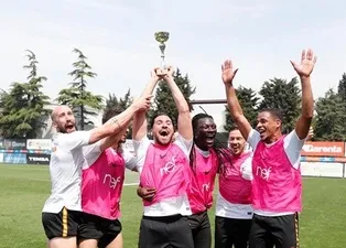 Galatasaraylı oyunculardan kupalı kutlama