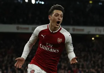 Mesut Özil, Arsenal tarihine geçti