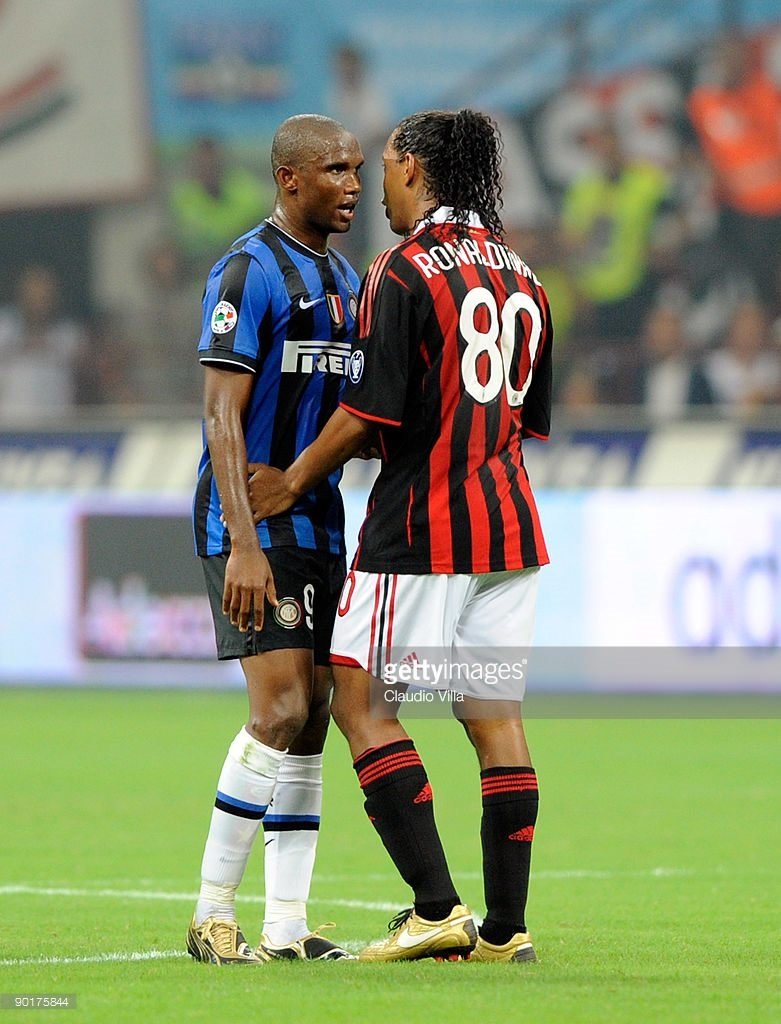Samuel Eto’o Ronaldinho’yu getiriyor