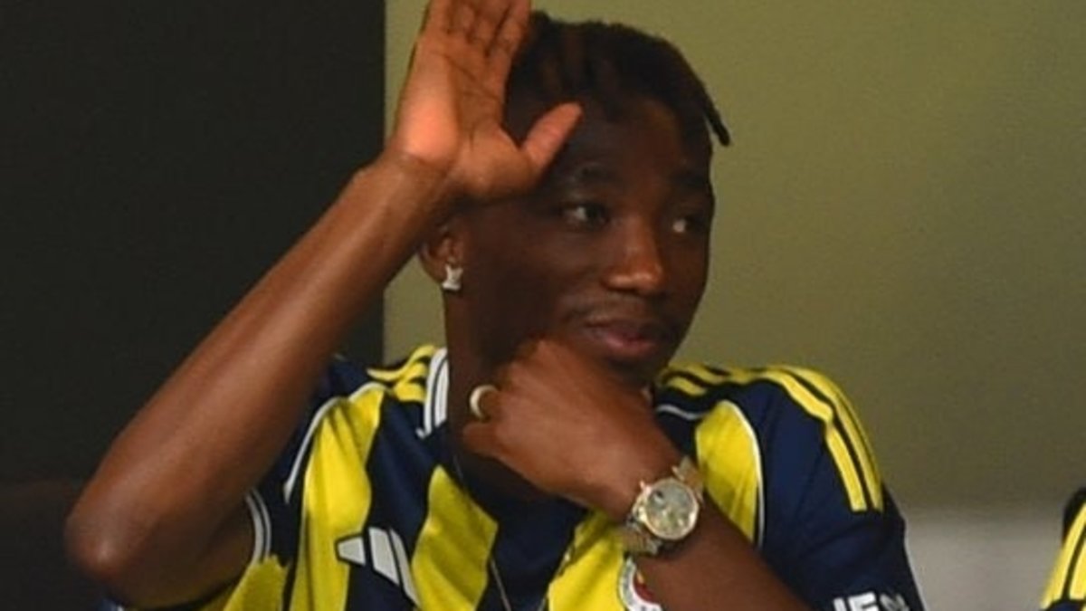 Fenerbahçe'nin yeni transferi Dorgeles Nene Benfica maçında tribünde! Fenerbahçe'nin yeni transferi Dorgeles Nene Benfica maçında tribünde!