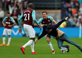 West Ham United-Burnley maçında saha karıştı!
