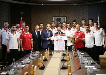 Bakan Kasapoğlu şampiyon voleybolcuları kabul etti