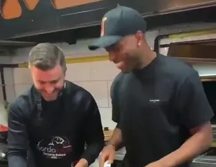 Sturridge balık pişirdi, soğan kırdı