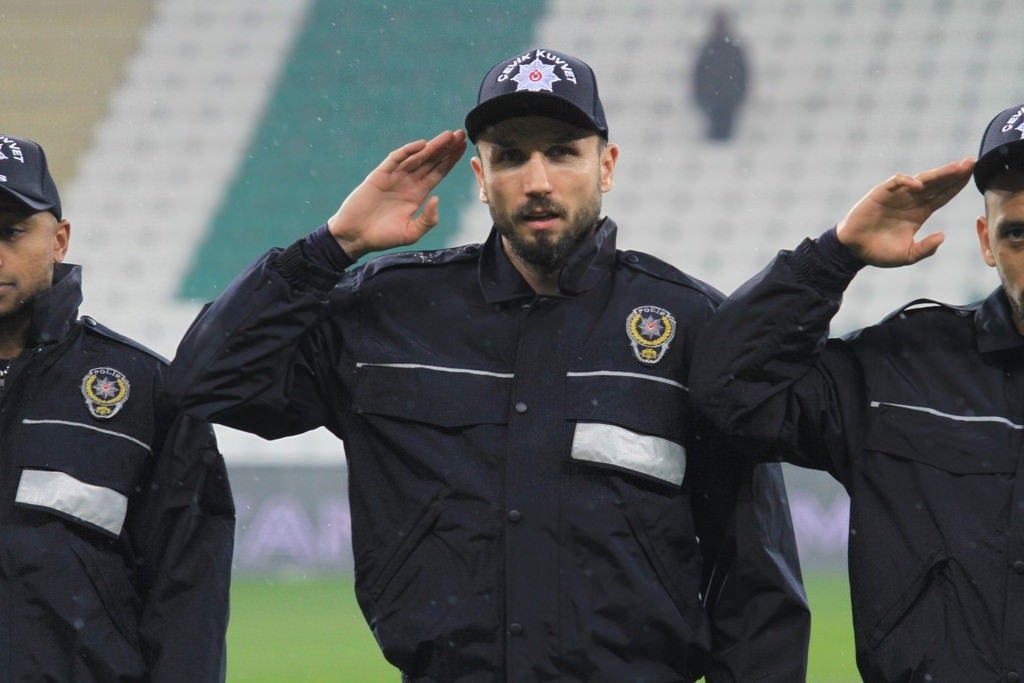 Bursaspor sahaya çevik kuvvet montlarıyla çıktı