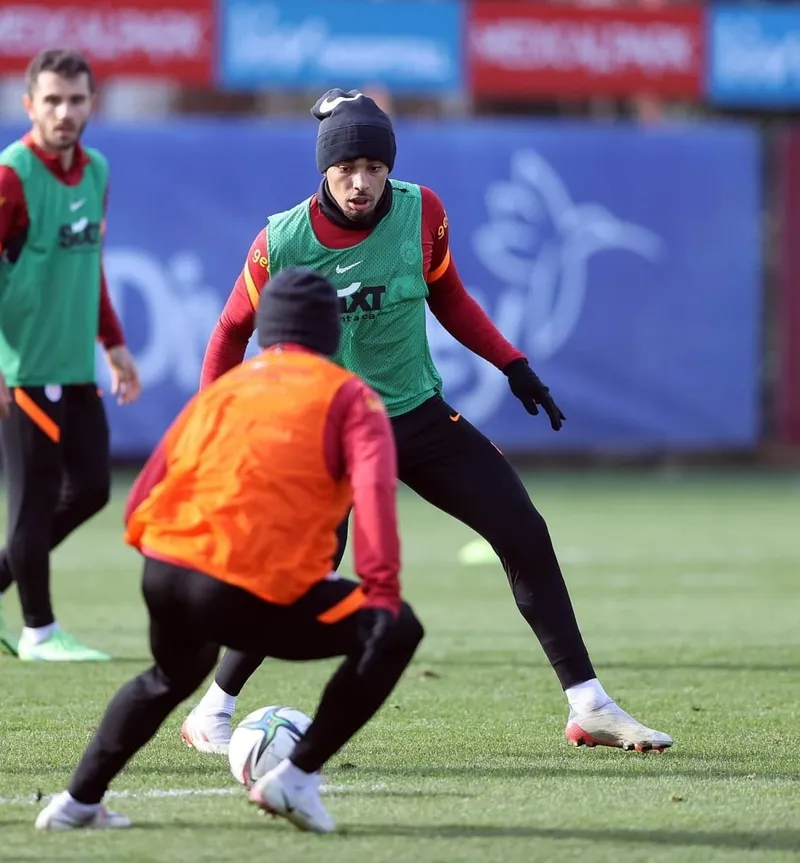 Galatasaray'a sevindiren haber! Sacha Boey takımla çalışmalara başladı... - 1