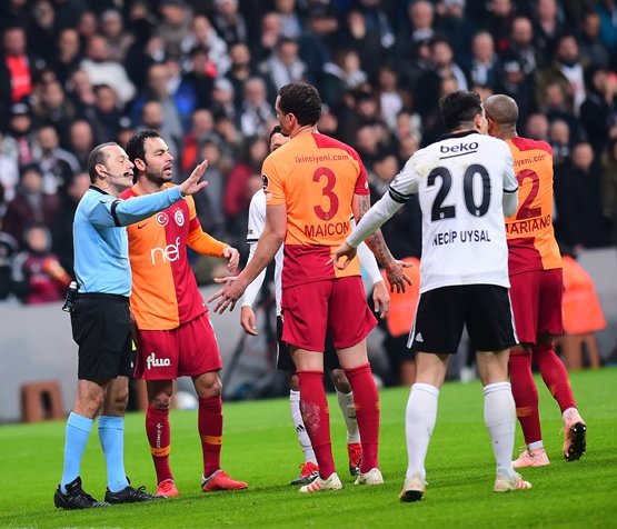 Derbide tansiyon yükseldi, kart çıktı!