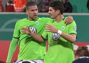 Mario Gomez, Wolfsburg'a turu getirdi