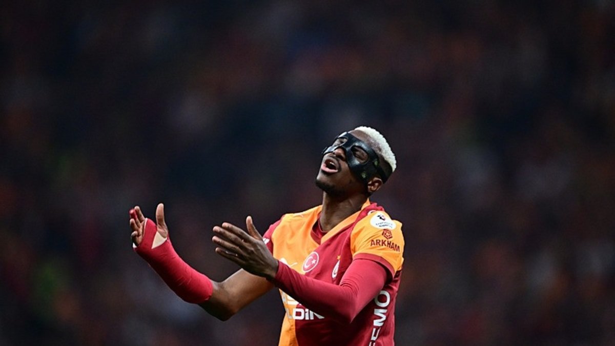 Osimhen şampiyonluk otobüsünün arkasında vakit geçirdi