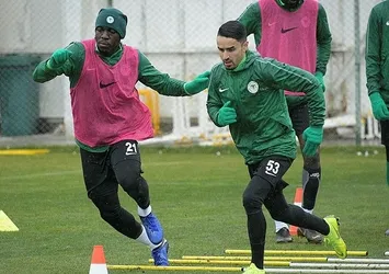 Atiker Konyaspor yağmur altında çalıştı