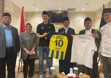 Mesut Özil cuma namazını Cakarta'da kıldı