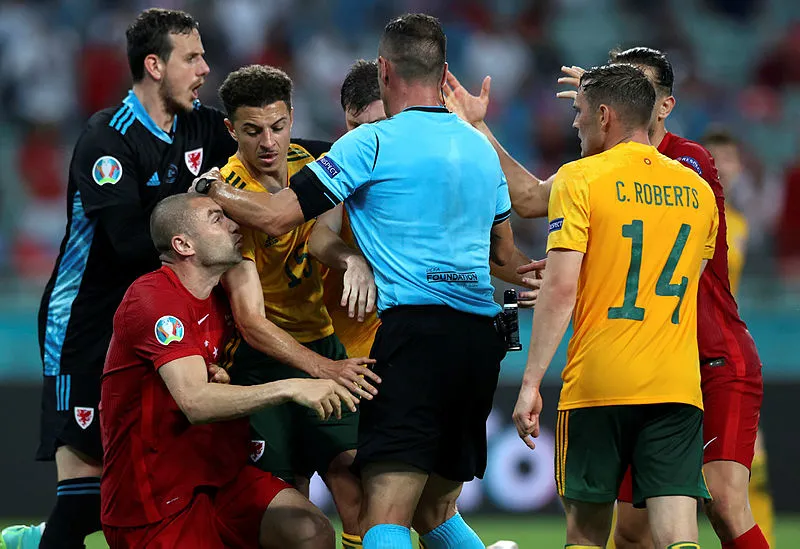 Son dakika EURO 2020 haberleri: Türkiye -Galler maçında ortalık karıştı! Burak Yılmaz... - 2