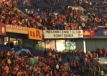 G.Saraylı taraftarlardan Koray Şener pankartı