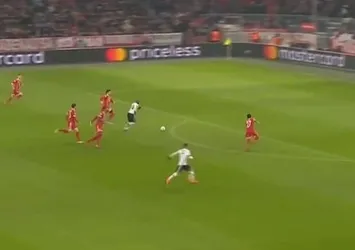 Vagner Love öyle bir pozisyon kaçırdı ki...