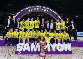 F.Bahçe şampiyonluk kupasını aldı!