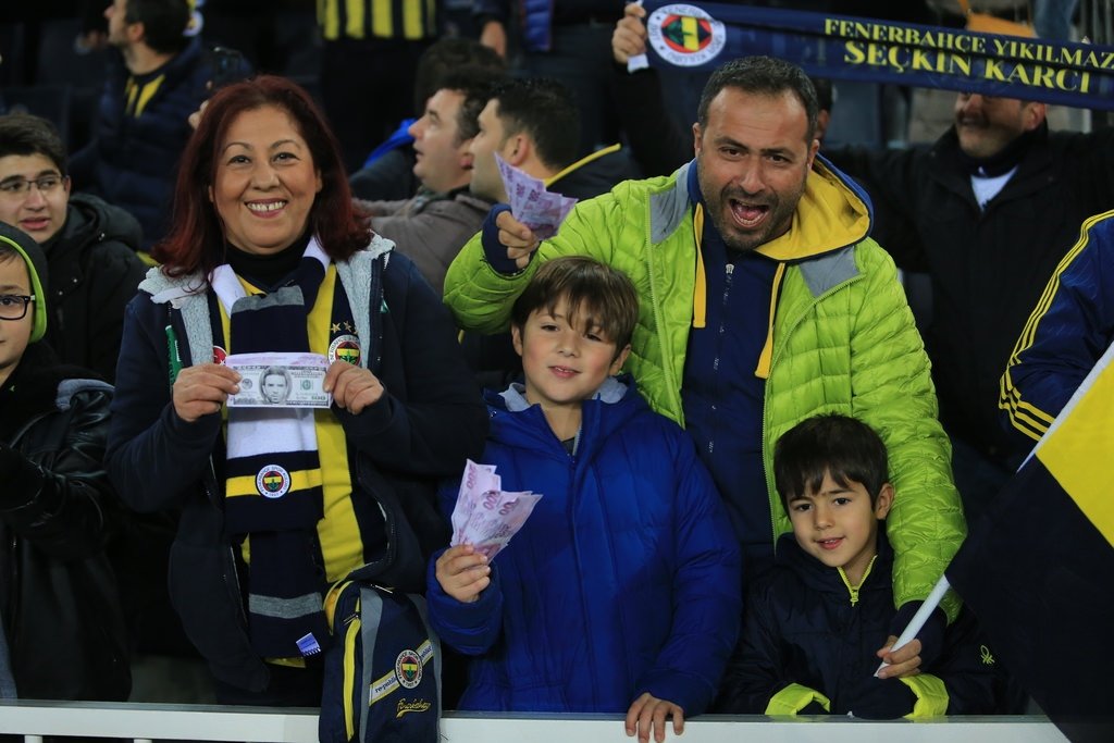 Fenerbahçe taraftarından Gökhan Gönül’e protesto!