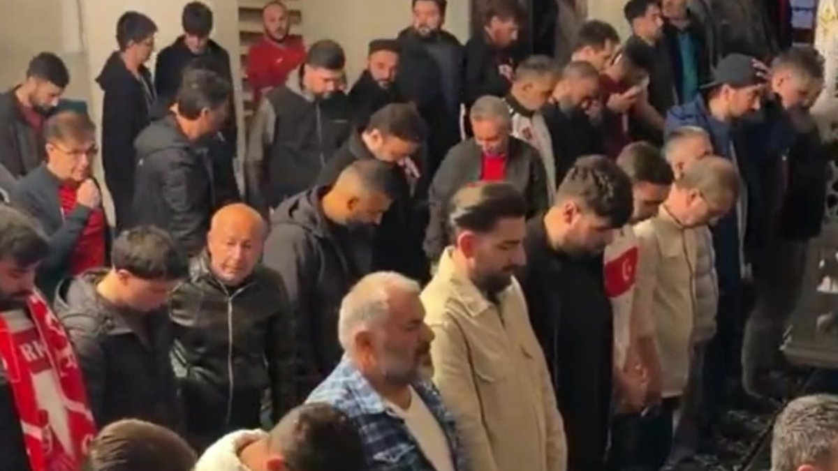 Almanya'da gurbetçiler milli maçı izlemek için sabah namazında buluştu!