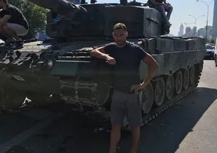 Tankın önünde poz verdi