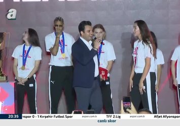 Milliler şampiyonluğu kutladı