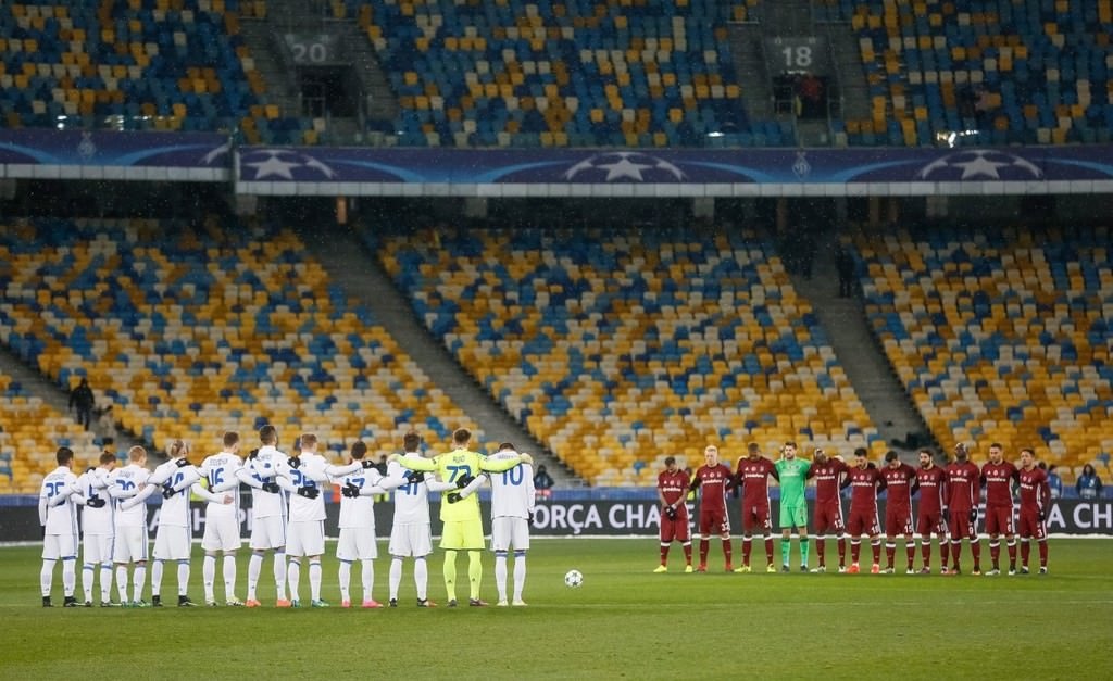 Dinamo Kiev taraftarı Beşiktaş bayrağı yaktı