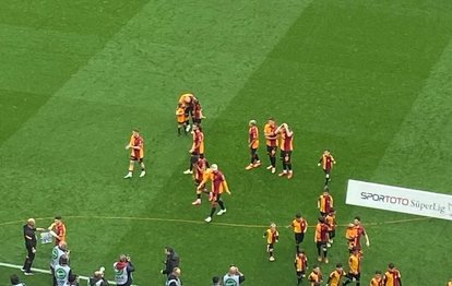 Galatasaray - Sivasspor maçında Icardi seremoniye kızlarıyla çıktı.