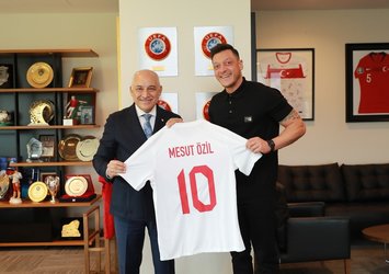 Mesut Özil Mehmet Büyükekşi'yi ziyaret etti!