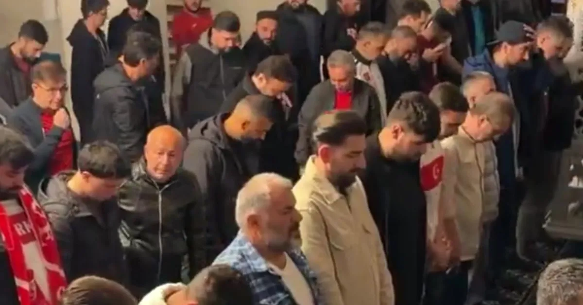 Almanya'da gurbetçiler milli maçı izlemek için sabah namazında buluştu!