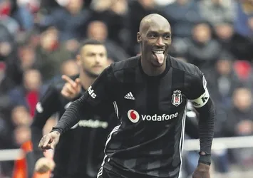 Atiba 1 sezon daha Beşiktaş’ta