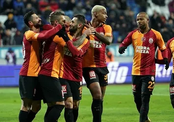 Aslan zirveye göz koydu