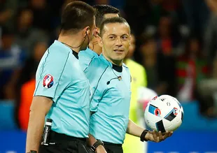 UEFA 6 hakemi evine gönderdi! Cüneyt Çakır…