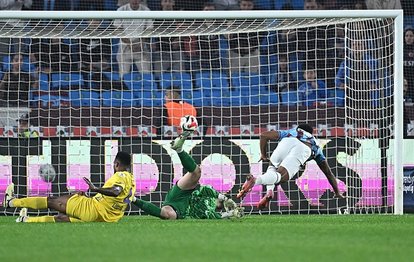 Trabzonspor-Eyüpspor maçında yürekleri ağza getiren an! Luccas Claro sedyeyle oyunu terk etti