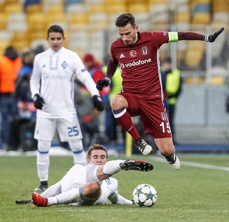 Dinamo Kiev taraftarı Beşiktaş bayrağı yaktı