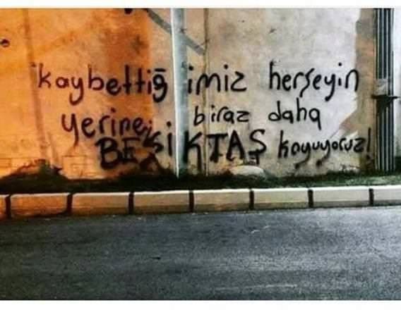 Duvarlara yazılmış tribün sloganları güldürüyor!